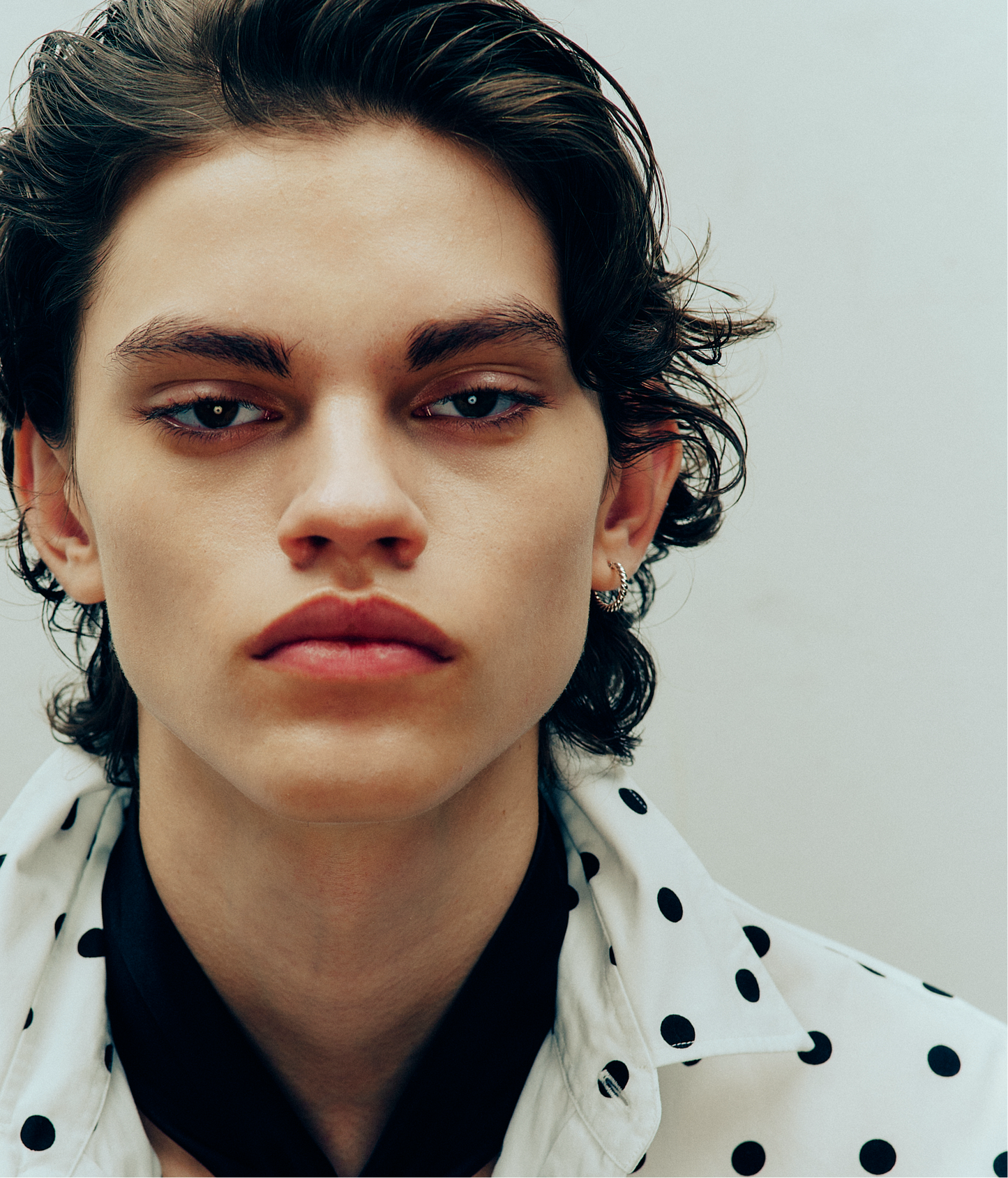 緊緊扭曲的銀環