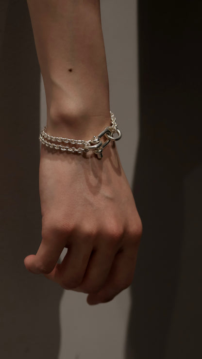 SHACKLE LINK BRACELET