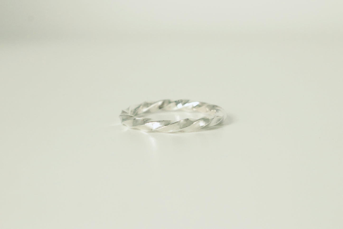 TWISTED SLIM RING
