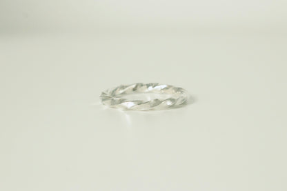 TWISTED SLIM RING