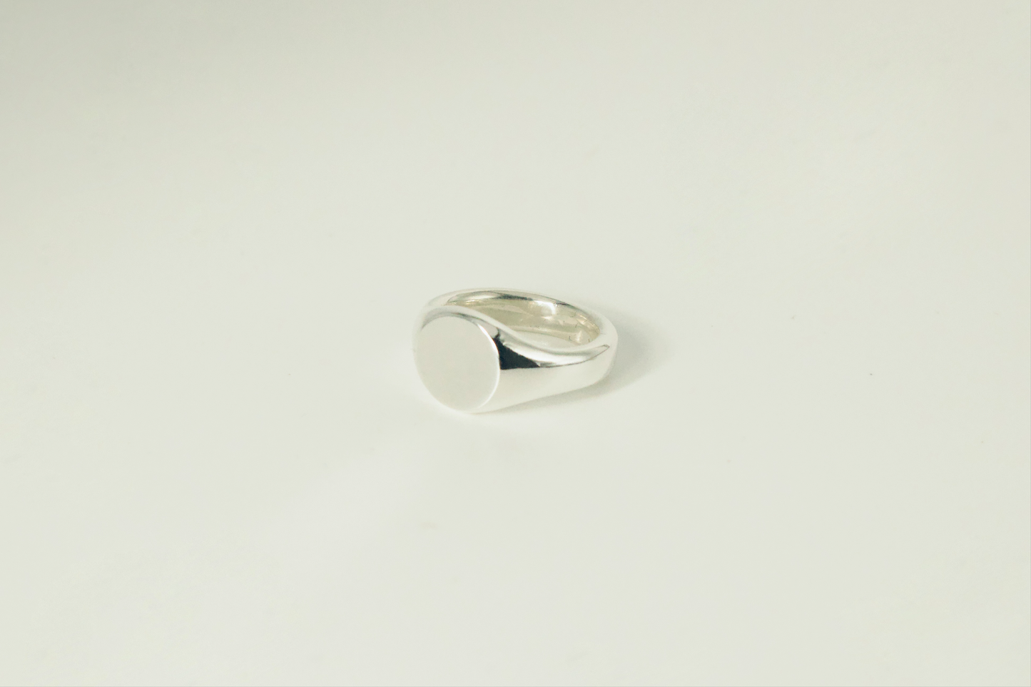 ROUND SIGNET RING