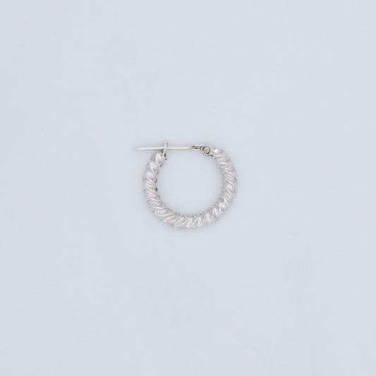 緊緊扭曲的銀環