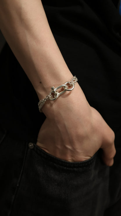 SHACKLE LINK BRACELET